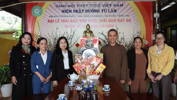 Chu tich HDND huyen chuc tet ton giao 1